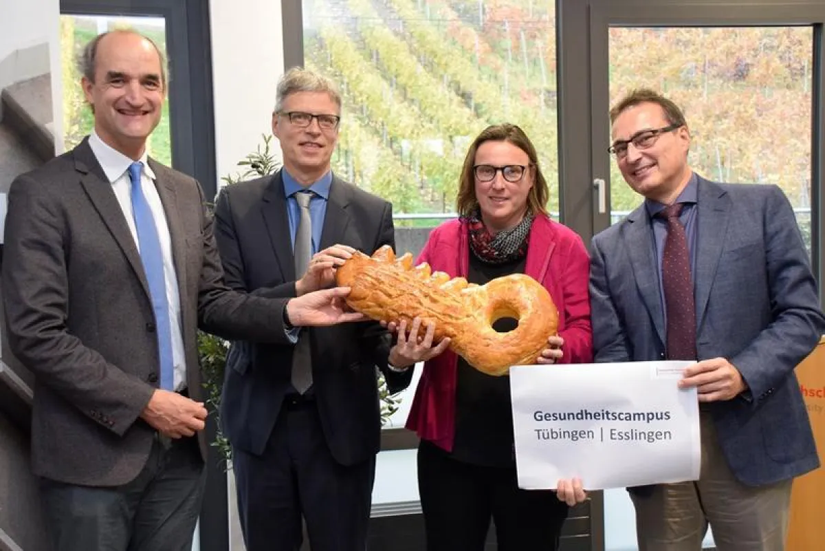 Symbolische Schlüsselübergabe: Rektor Prof. Maercker, Prof. Zipfel (Uni Tübingen), Dekanin Prof. Elsbernd und Pflegedirektor Klaus Tischler (Uniklinikum Tübingen) - von links. (Foto: Hochschule Esslin