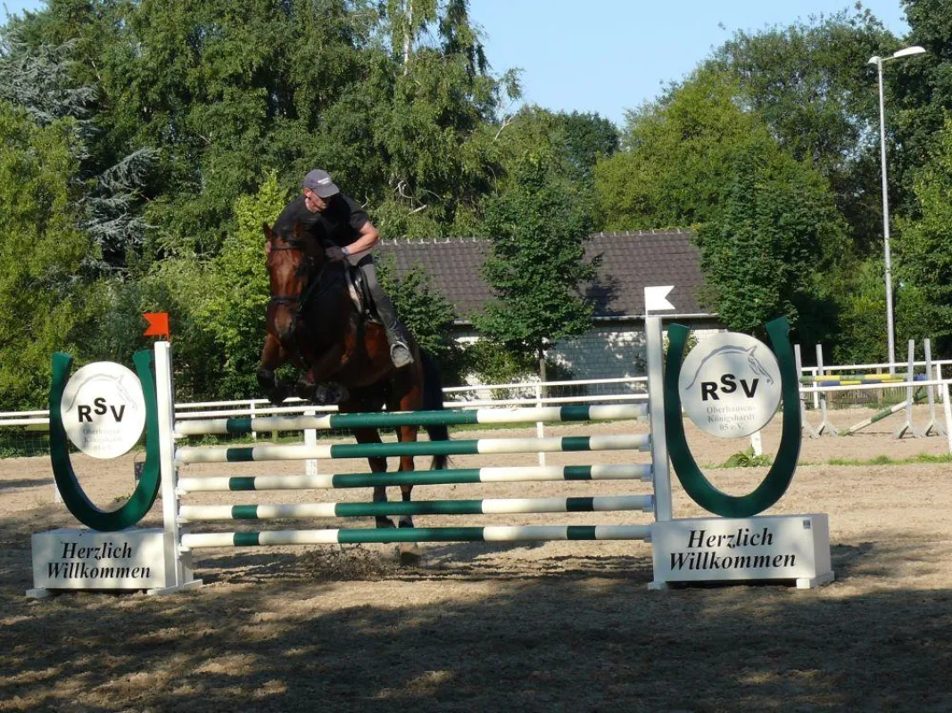 Reitstallbesitzer Markus Tappe beim Probesprung auf dem neuen Springparcour. Foto: Th. Werner