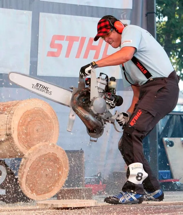 Der Deutsche Meister Robert Ebner startet beim Titelkampf der weltbesten Sportholzfäller im irischen Kilkenny. Foto: STIHL® TIMBERSPORTS® SERIES