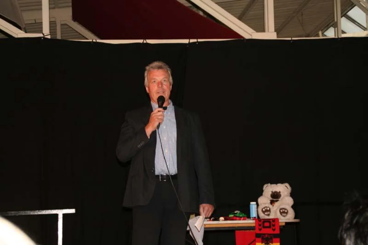 Alfred Seger bei der Begrüßung der Gäste