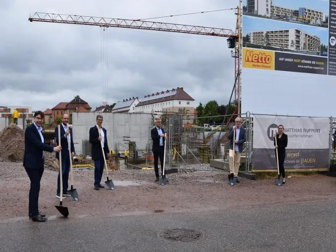 Bild: Meilenstein im "Wohnpark am Ebenberg": Spatenstich für 86 neue Wohnungen und einen Lebensmittelmarkt in Landau