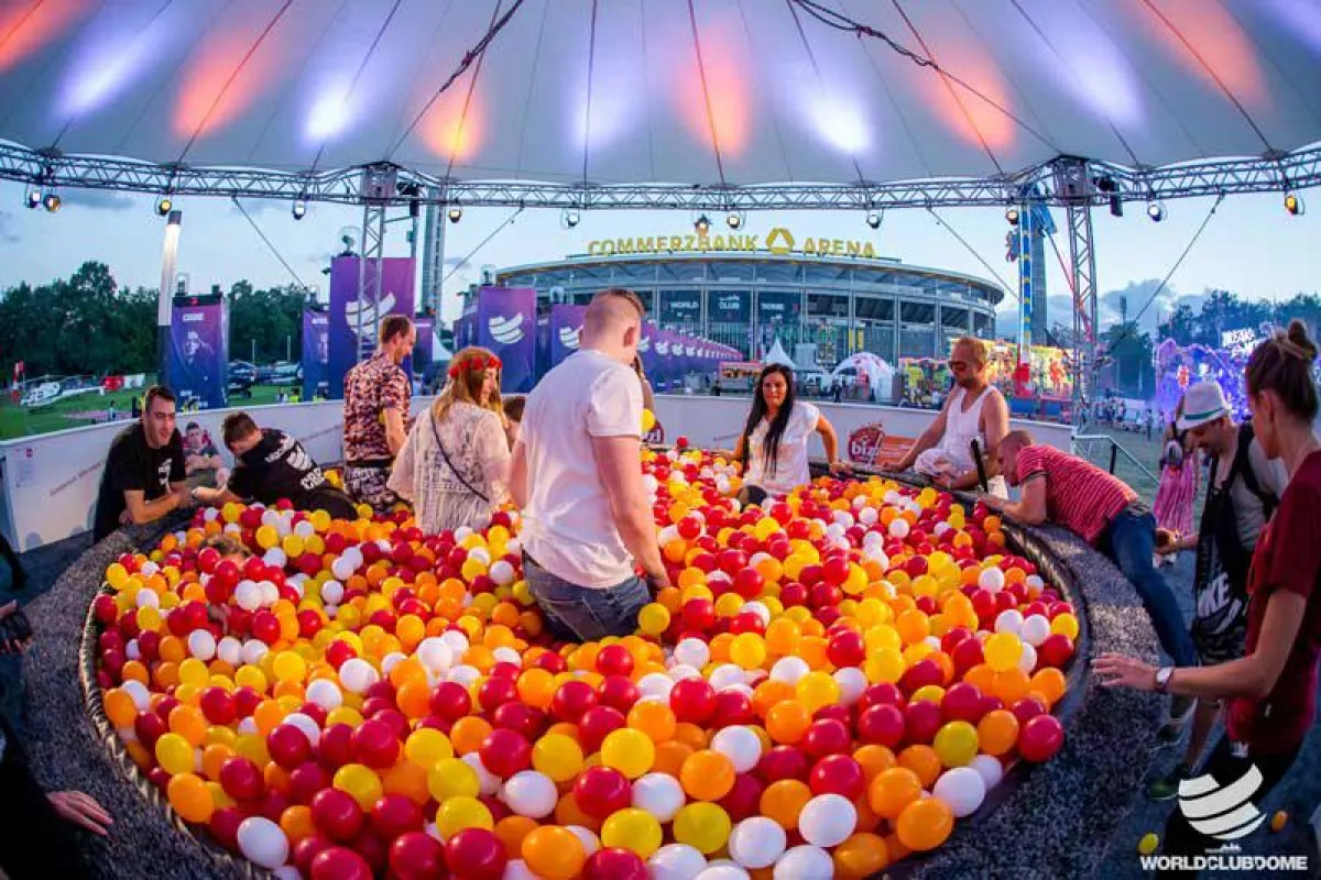 bizzl-Promotion auf dem WorldClubDome 2018 (Foto: BigCityBeats und DAMM & BIERBAUM, frei zur Veröffe