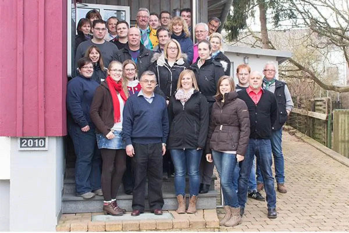 Dieter Buschau (3. Von links) und die Teilnehmer des Workshops vor dem Vereinsheim des Spielmanns- u