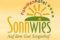 Abwechslungsreicher Winterspass für die ganze Familien im und beim Familienhotel in Südtirol Bild: Abwechslungsreicher Winterspass für die ganze Familien im und beim Familienhotel in Südtirol