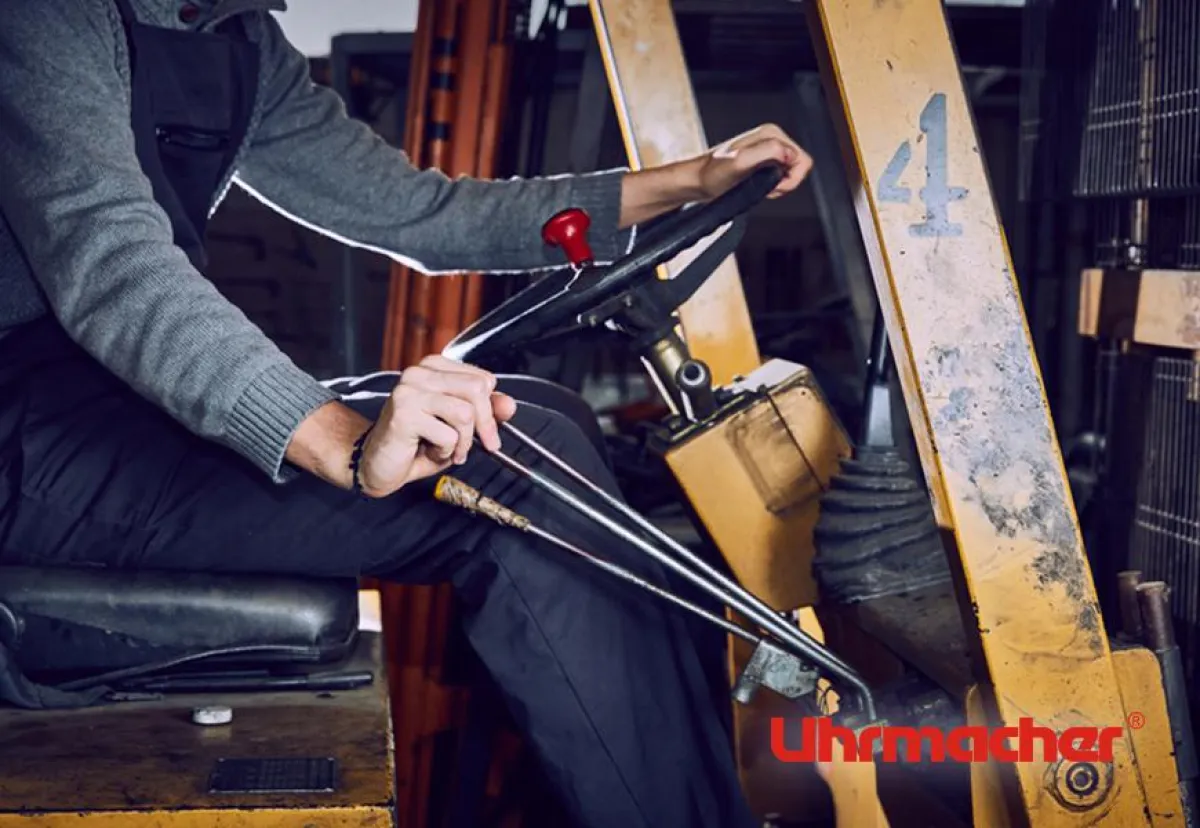 Staplerfahren - besonderer Führerschein? fotolia©matteozin