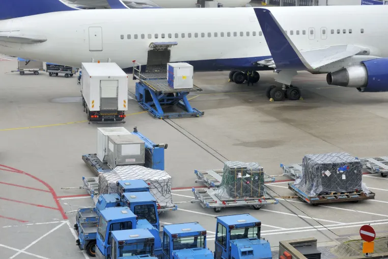 Luftfracht nach Russland: Transport von wertvollen Gütern und der Beitrag von Luftfracht.Global Bild: Luftfracht nach Russland: Transport von wertvollen Gütern und der Beitrag von Luftfracht.Global