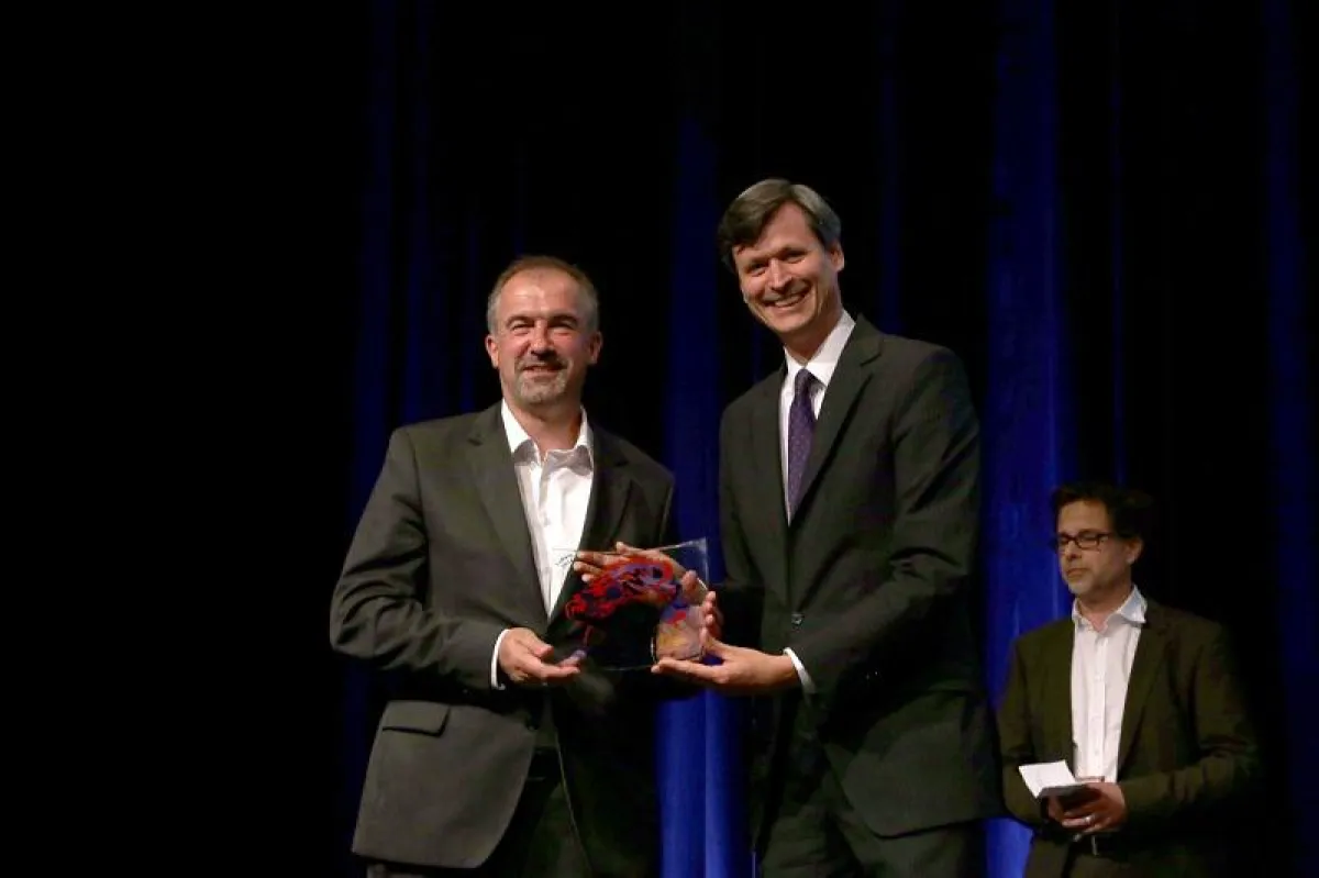 Dr. Hubertus Hille (IHK Bonn/Rhein-Sieg überreicht Andreas Mankel (l.) den