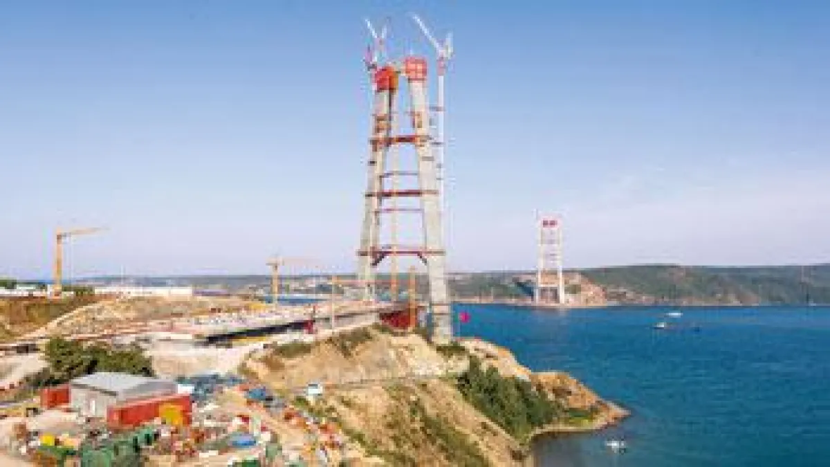 Die Brücke verbindet den europäischen mit dem asiatischen Kontinent. (Foto: PERI GmbH)