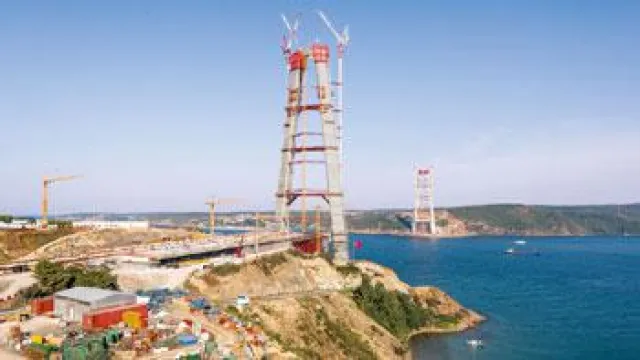 Bild: Höchste Betonbrückenpfeiler der Welt mit PERI ACS Selbstkletterschalung