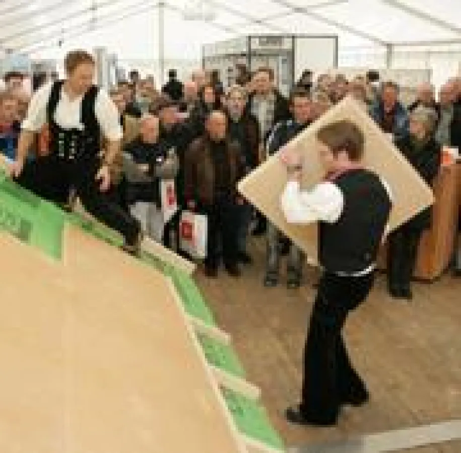 Bildunterschrift: Künftige Sanierer können sich bei den Altbautagen beim Profi jeden Handgriff abschauen, den eine perfekte Dachdämmung braucht. Foto: eza!