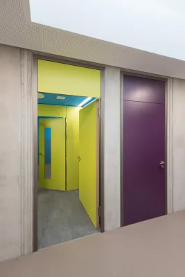 Bild: Neue Leichtigkeit für flächenbündige Türelemente: Universelle Küffner Blockzarge eröffnet neue Möglichkeiten