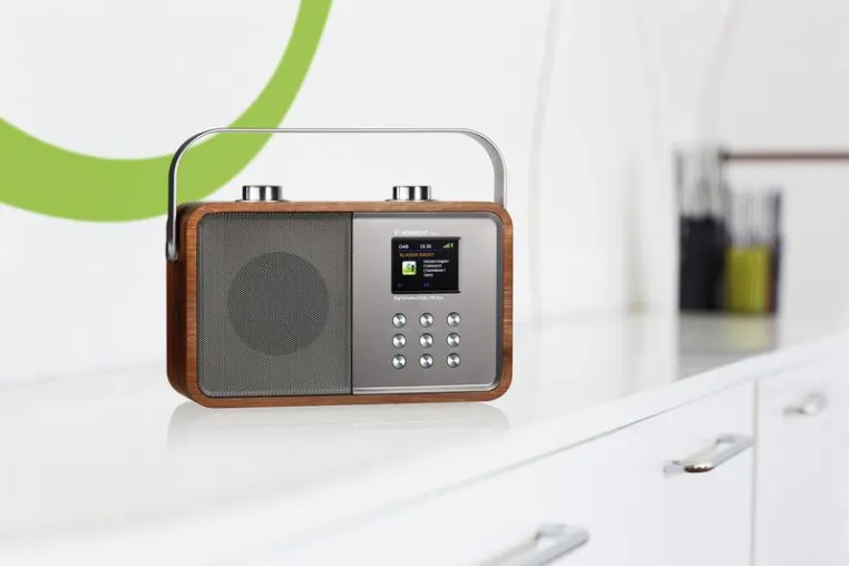 ALBRECHT DR 850: Radio im dekorativen Retro-Holzgehäuse mit eindrucksvollem Klang und Farbdisplay Bild: ALBRECHT DR 850: Radio im dekorativen Retro-Holzgehäuse mit eindrucksvollem Klang und Farbdisplay