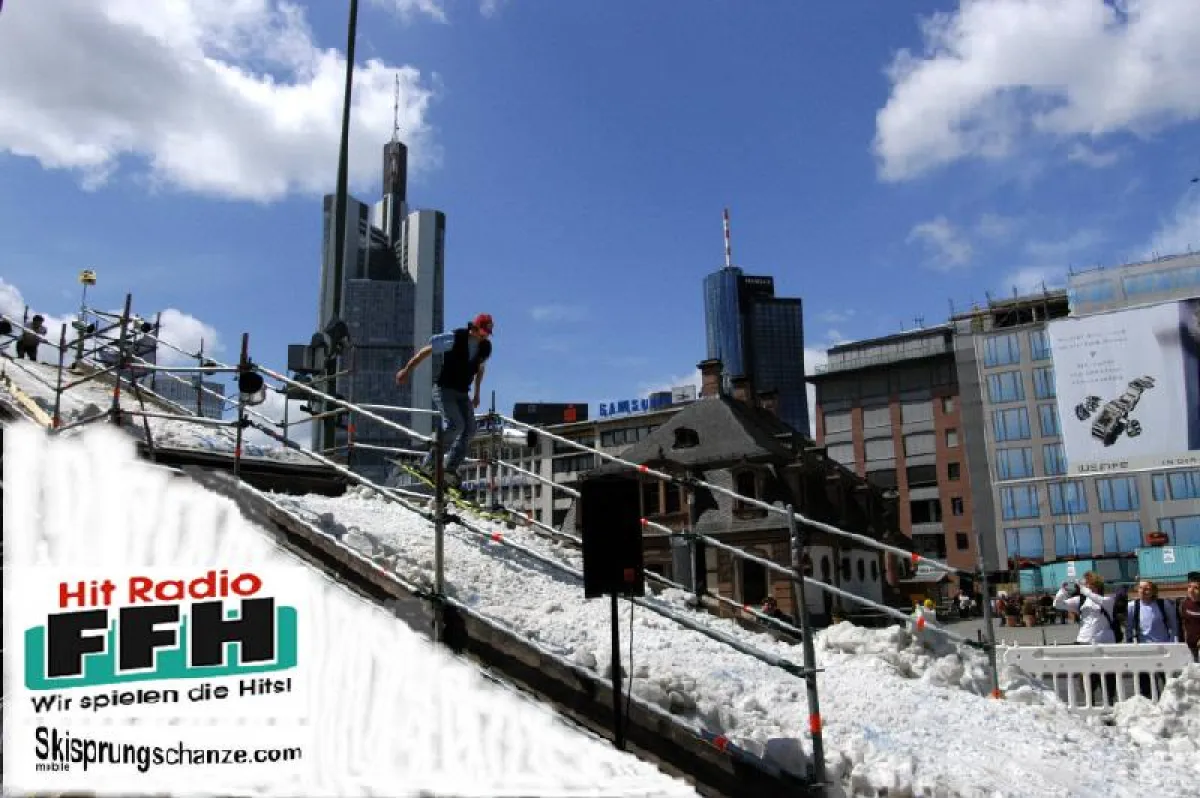 Skispringen für Jedermann auf Schnee auf der Zeil, Wolkenkratzerfestival Frankfurt