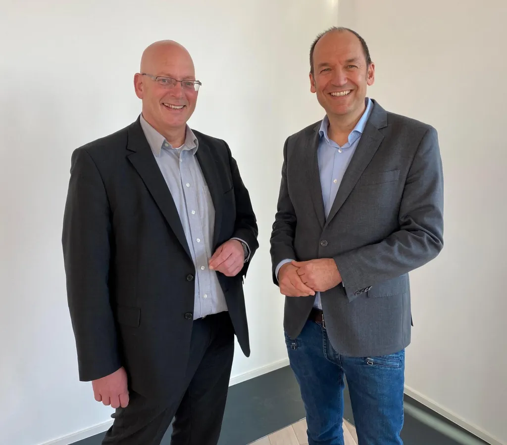 Stefan Riedel (links), Vorstand der adesso SE, und Ralf Pispers, CEO der PBM AG (Copyright: PBM)