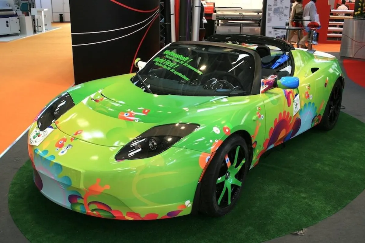 TESLA mit Hexis Latex Vollverklebung