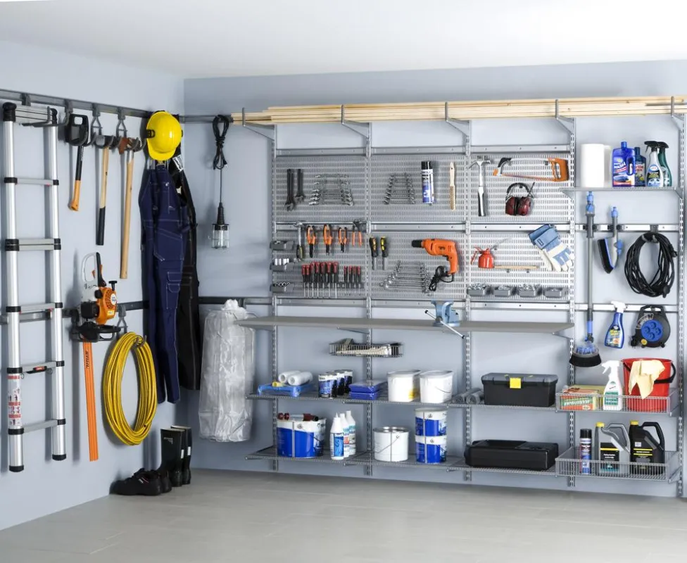 Eine Garage kann nicht nur als Stellplatz für den PKW, sondern auch als Lagerraum genutzt werden. Foto: Elfa