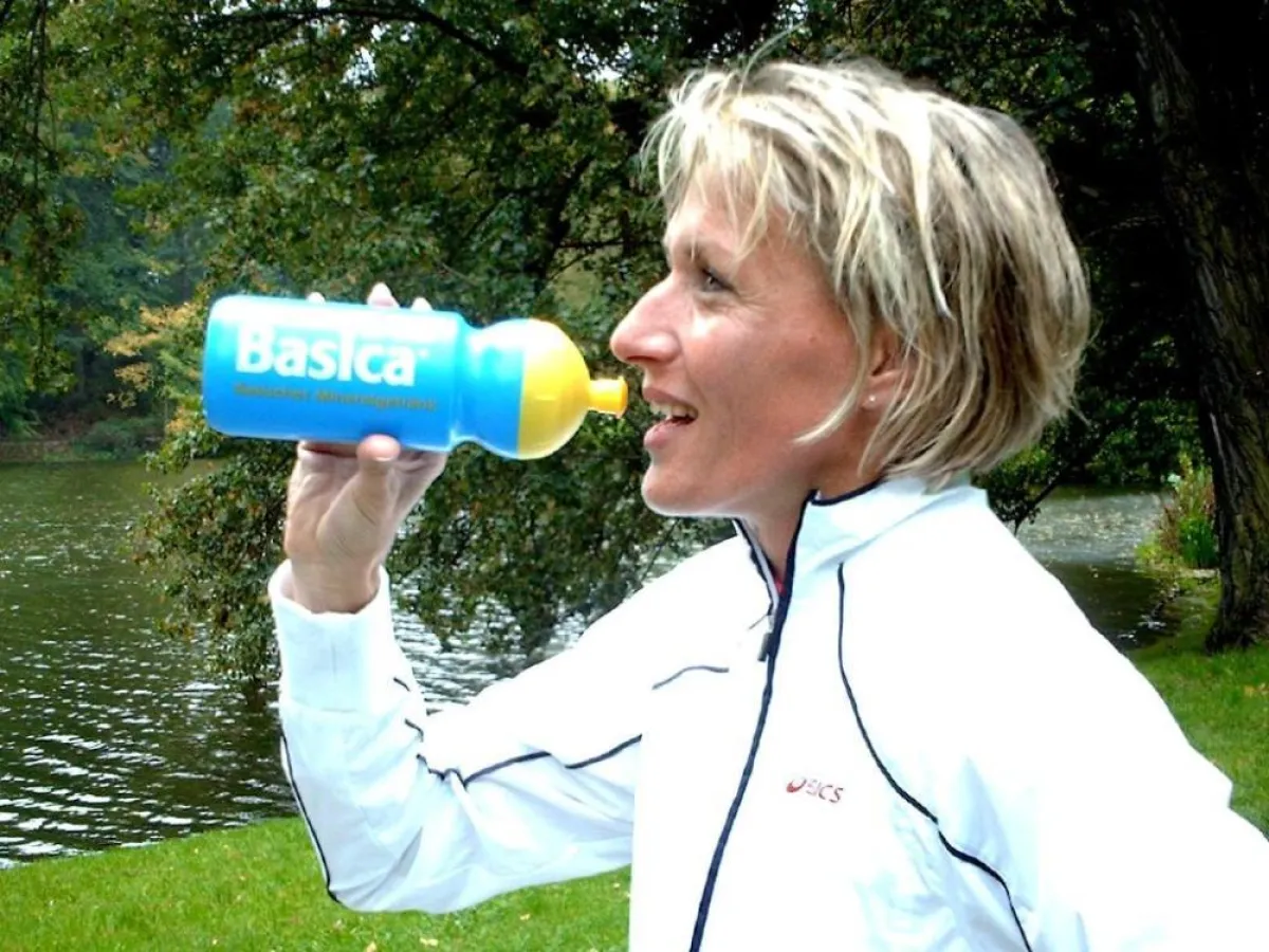 Claudia Dreher beugt mit Basica Sport der Belastungsübersäuerung vor. Das hypotone Sportmineralgetränk,es gelangt schnell ins Blut, verwendet sie bereits im Training. Weitere Info: www.basica.de. Foto