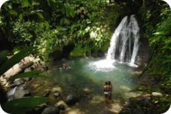 Bild: Mit Stock und Hut durch die Karibik – Wandern ergänzt Strandurlaub