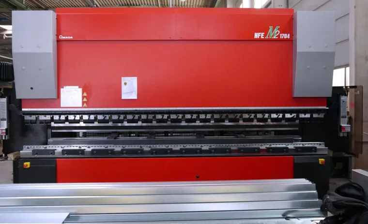 Bild: Heinkel Modulbau nimmt neue Abkantpresse von AMADA in Betrieb