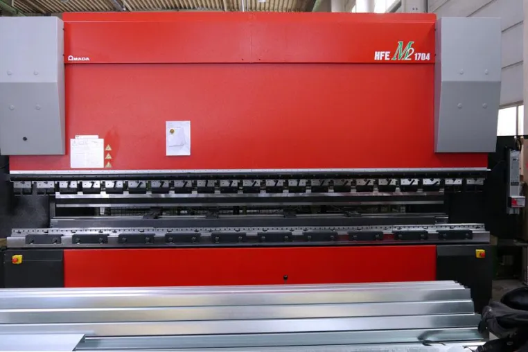 Heinkel Modulbau nimmt neue Abkantpresse von AMADA in Betrieb Bild: Heinkel Modulbau nimmt neue Abkantpresse von AMADA in Betrieb