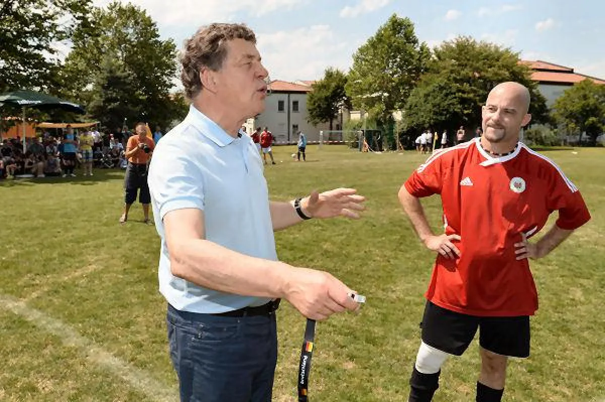Motivierende Worte an die Spieler vor dem Anpfiff von Ex-Trainer Rehhagel.