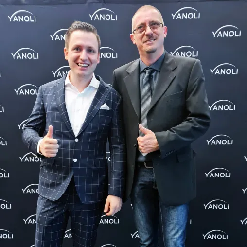 Bild: Gehörlos und trotzdem sehr erfolgreich Matthias Knebel zeigt den Weg zur Führungsstufe 