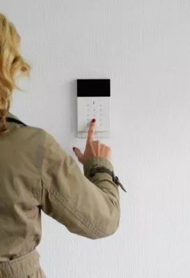 Die neue Funk-Alarmanlage D18 bietet Eigentümern und Mietern smarten Schutz vor Einbruch- und Brandgefahren Bild: Die neue Funk-Alarmanlage D18 bietet Eigentümern und Mietern smarten Schutz vor Einbruch- und Brandgefahren