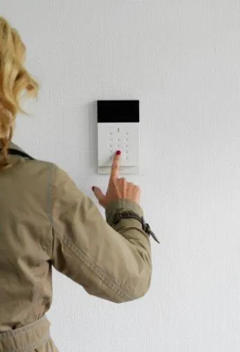 Bild: Die neue Funk-Alarmanlage D18 bietet Eigentümern und Mietern smarten Schutz vor Einbruch- und Brandgefahren