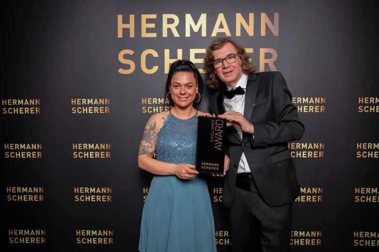 Carina Berger rockt internationalen Speaker Slam in Wiesbaden – Excellence Award für die Expertin aus Tirol Bild: Carina Berger rockt internationalen Speaker Slam in Wiesbaden – Excellence Award für die Expertin aus Tirol