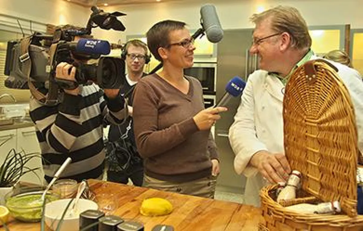 Frank Schwarz (r.) zeigt den Zuschauern, was unbedingt in einen Picknickkorb gehört.