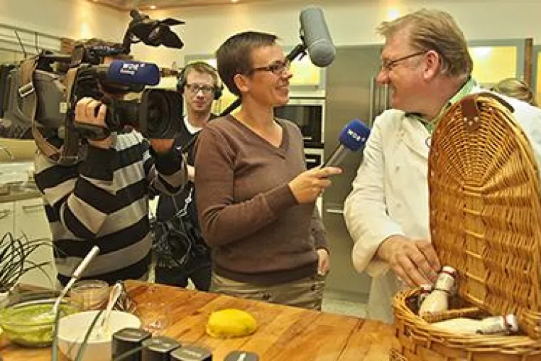 WDR drehte Beitrag über Picknick im EventKochstudio: Essen unter freiem Himmel Bild: WDR drehte Beitrag über Picknick im EventKochstudio: Essen unter freiem Himmel