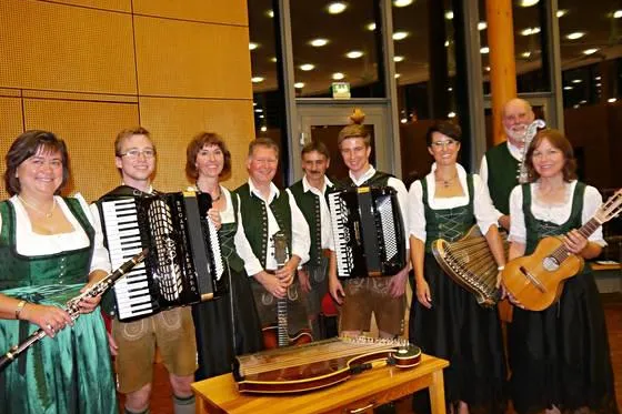 Das 'Württembayrische Freundschaftsspiel' begeistert mit Volksmusik Bild: Das 'Württembayrische Freundschaftsspiel' begeistert mit Volksmusik