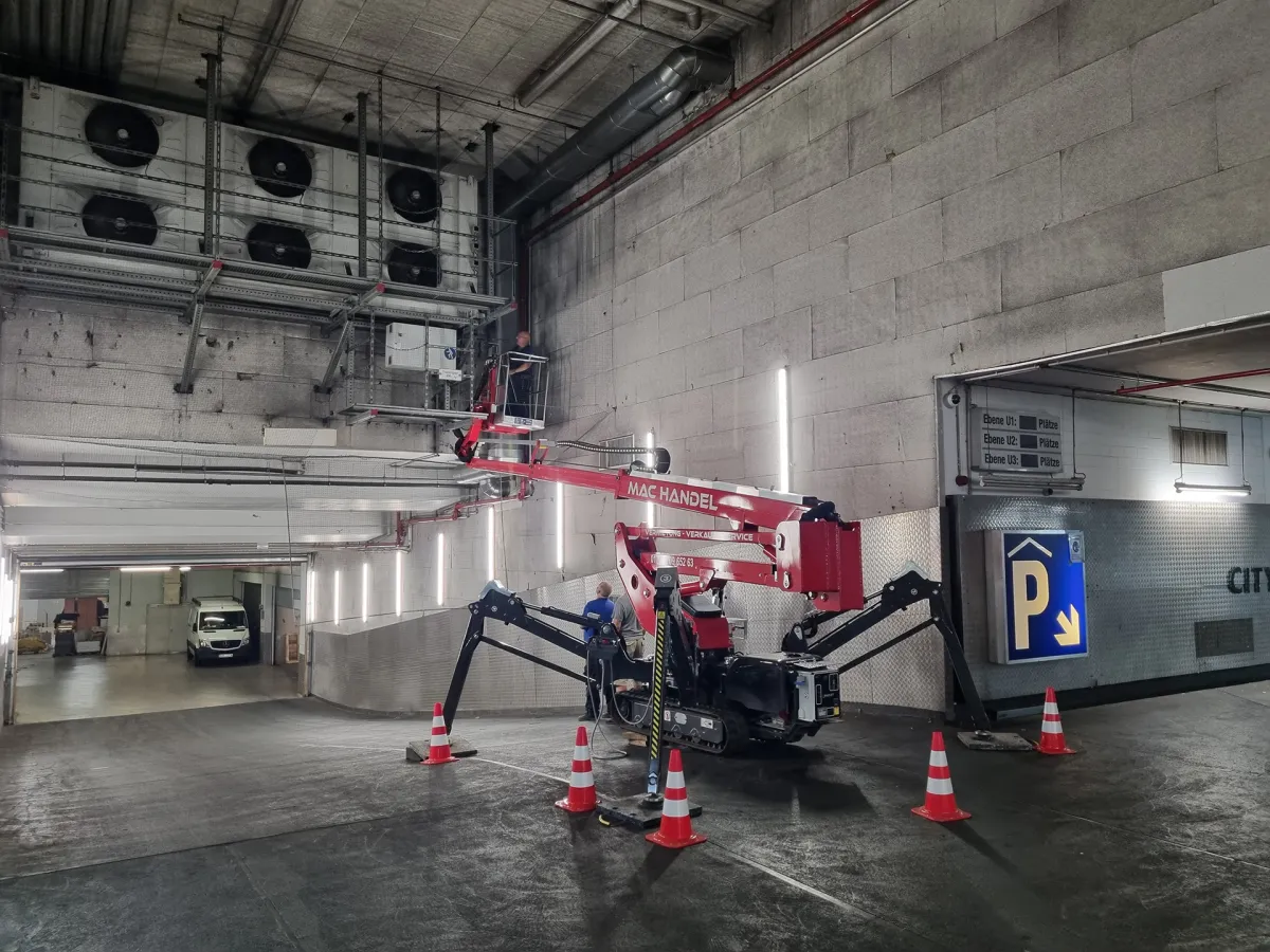 Eine Kettenbühne beim Einsatz in einer Tiefgarage