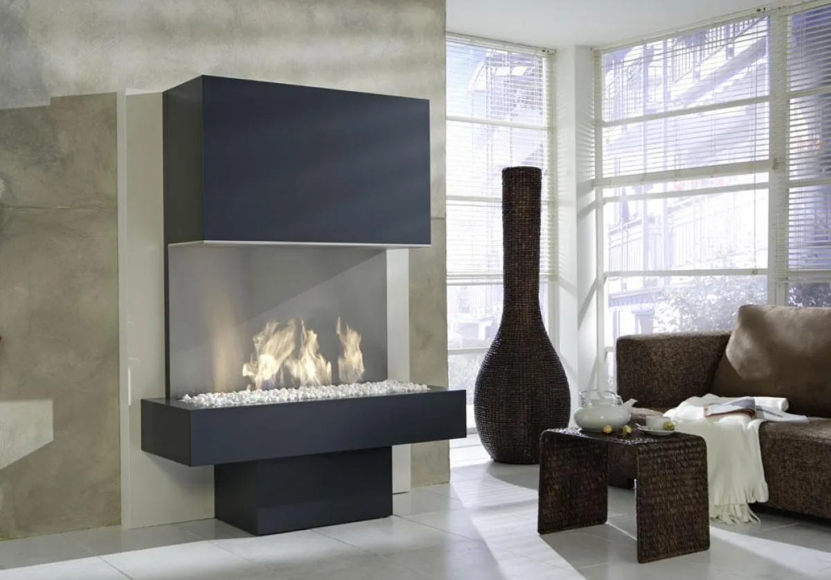 Bildunterschrift: Bioalkohol statt Brennholz ? speziell ausgerüstete Kamine sorgen für ein rauchfreies Feuer, das keinen Abzug benötigt. Foto: www.kamin-design.com / Immowelt.de
