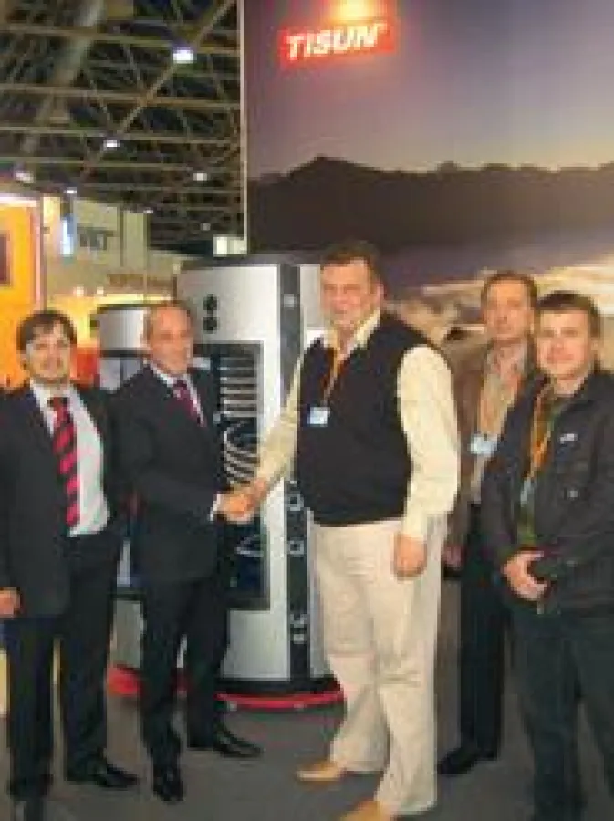 Ruslan Korytny, TiSUN Export Manager, Robin M. Welling, GF TiSUN GmbH freuen sich über die Zusammenarbeit mit Valentin Bondarchuk, GF, Aleksey Grabovetskiy, Manager und Alexander Derevyanko, Ingenieur