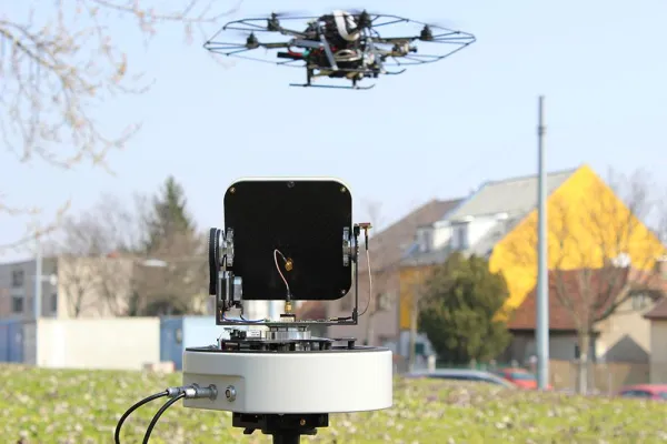 Bild: Intelligente und zuverlässige kabellose Highspeed-Kommunikation für mehr Sicherheit im Flugverkehr