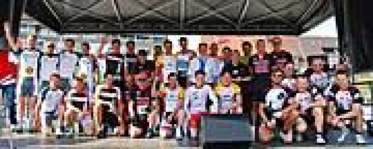 Radfahrer d. unterschiedlichen Teams mit Dr. Dr. Carlheinz Müller von ZKRD (hintere Reihe, 7.v.r.)