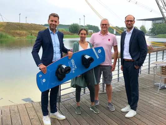 Oberbürgermeister Dennis Weilmann besucht WakePark Bild: Oberbürgermeister Dennis Weilmann besucht WakePark