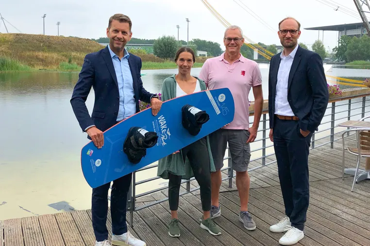 Oberbürgermeister Dennis Weilmann besucht WakePark Bild: Oberbürgermeister Dennis Weilmann besucht WakePark