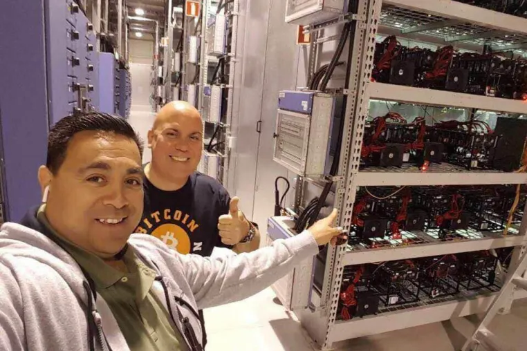 Bild: ... und sie gibt es doch, die BitClub Bitcoin-Mininganlagen in Island