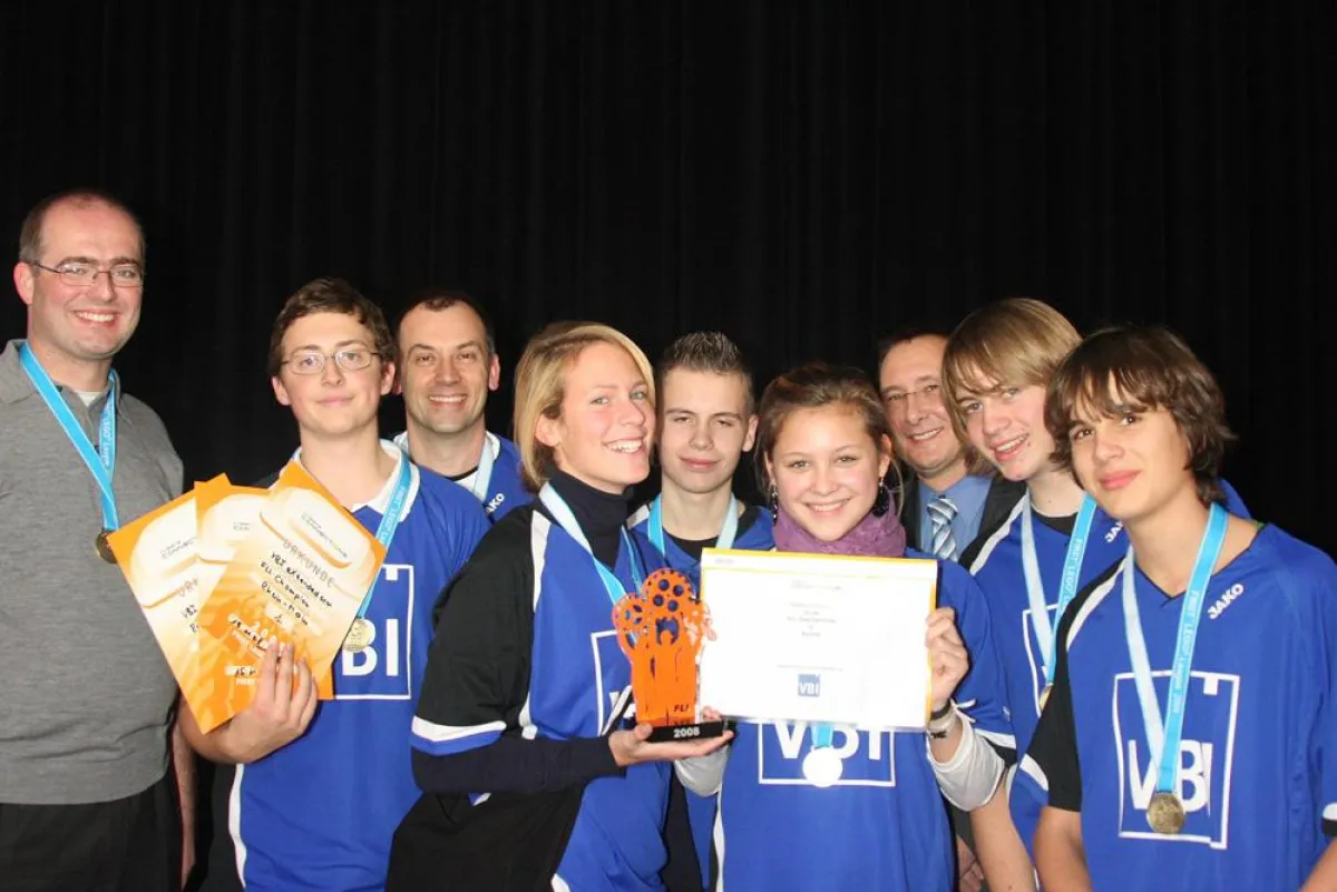 Dipl. Ing. Alexander Dönges vom VBI mit der Gewinnermannschaft VBI extended arms