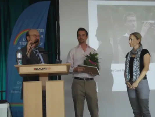 Jan Peifer und Paul Watson bekamen MUT-Medaille Bild: Jan Peifer und Paul Watson bekamen MUT-Medaille