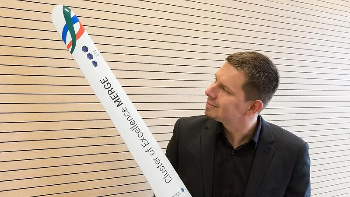 Martin Schüller with a demonstrative rotor blade with integrated sensors. ( Vivek Bakul Maru)