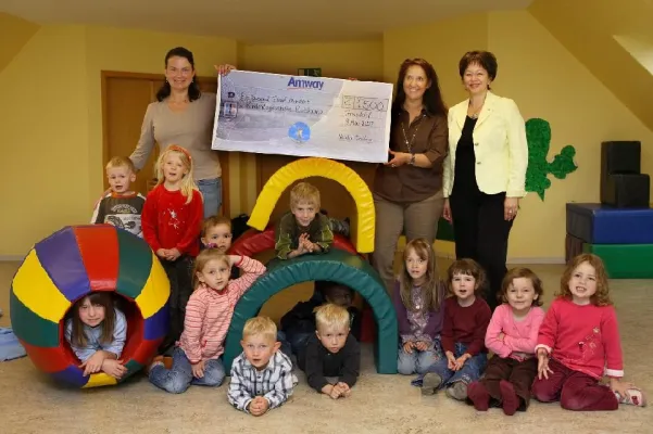 Bild: Erfolgreiche Amway Vertriebspartnerin Natalia Dreiling spendet 1.500 € für Städt. Kindertagesstätte