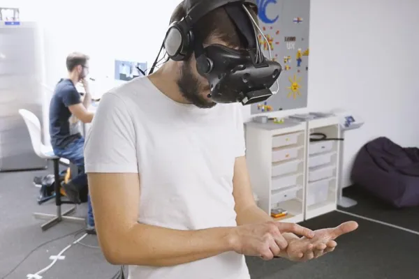 Bild: Maschinen über die eigene Handfläche steuern: Nachwuchspreis für Medieninformatik-Student