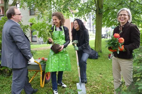 Bürgerstiftung Gerricus und Sparda-Bank finanzieren Sinnesgarten für Demenzkranke Bild: Bürgerstiftung Gerricus und Sparda-Bank finanzieren Sinnesgarten für Demenzkranke
