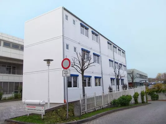 Bild: Klinikum Straubing: Ausweichquartier während der Sanierung mit Containerbauten von Heinkel Modulbau gelöst
