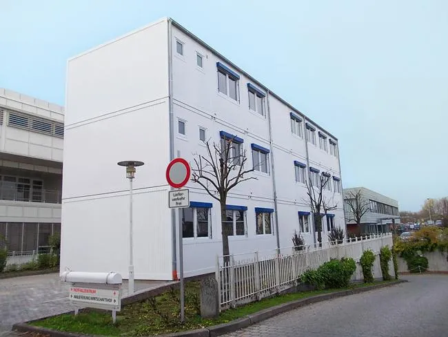 Bild: Klinikum Straubing: Ausweichquartier während der Sanierung mit Containerbauten von Heinkel Modulbau gelöst