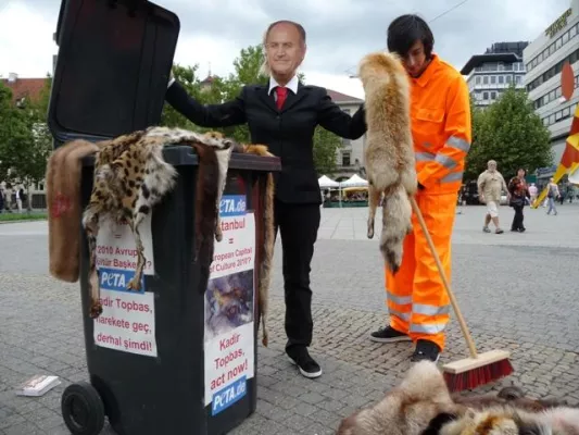 Bild: PETA-Aktion gegen die anhaltenden Misshandlungen heimatloser Tiere in Istanbul