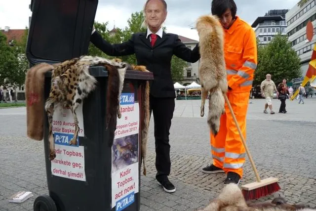 PETA-Aktion gegen die anhaltenden Misshandlungen heimatloser Tiere in Istanbul Bild: PETA-Aktion gegen die anhaltenden Misshandlungen heimatloser Tiere in Istanbul